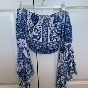 Cropped blue shirt with flared sleeves